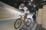 Paolo Bettini prima degli allenamenti sulla pista della Fiera di Milano