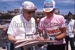 Eugveni Berzin firma un autografo a Gino Bartali