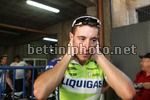 Vincenzo Nibali si mette la crema protettiva prima dell'allenamento in Argentina