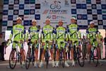 Ivan Basso con Vincenzo Nibali ed i compagni di squadra alla presentazione dei team