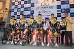 foto di squadra alla presentazione
