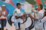 Alberto Rodriguez Saa consegna il trofeo del Tour San Luis ad Alfredo Lucero