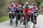 Filippo Simeoni " scortato" dai compagni di squadra