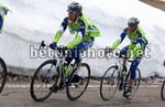 Franco Pellizotti  in azione seguito da Ivan Basso