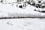 Il gruppo in discesa tra la neve