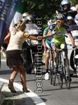 Ivan Basso prene la borrccia dalla sorella Elisa