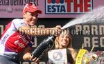 Philippe Gilbert festeggia con lo spumante la vittoria nella 20a tappa