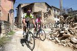 Mario Cipollini e Enrico Gasparotto tra le macerie di San Gregorio in Abruzzo