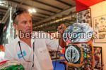 Cornelio Perini dipinge a mano il casco di Stefano Garzelli