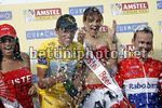 Alberto Contador festeggia sul podio