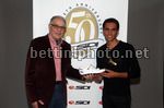 Alberto Contador e Dino Signori con la scarpa del 50° anniversario della Sidi
