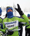 Ivan Basso consulta la cartina prima del via della prova di orientiring