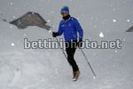 Franco Pellizotti con le racchette da neve