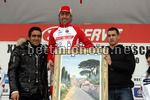 Franco Ballerini premia il più giovane atleta in gara col figlio di Sauro Bettini