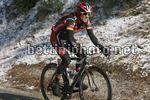 Alejandro Valverde solo in testa alla gara sulla prima salita