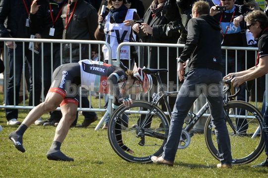 Cancellara scende dalla bici e si distende sul prato dopo la vittoria -  © Bettiniphoto