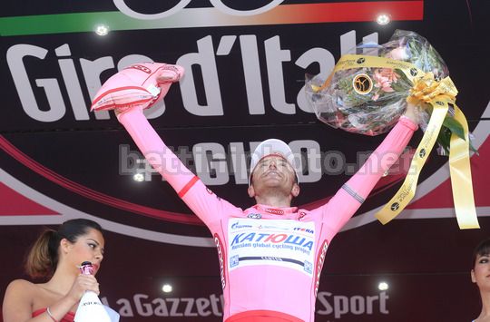 Luca Paolini vince la 3^ tappa Sorrento-Marina di Ascea e conquista la maglia rosa Luca Paolini sul podio della Maglia Rosa, dopo aver vinto la 3^ tappa Sorrento-Marina di Ascea