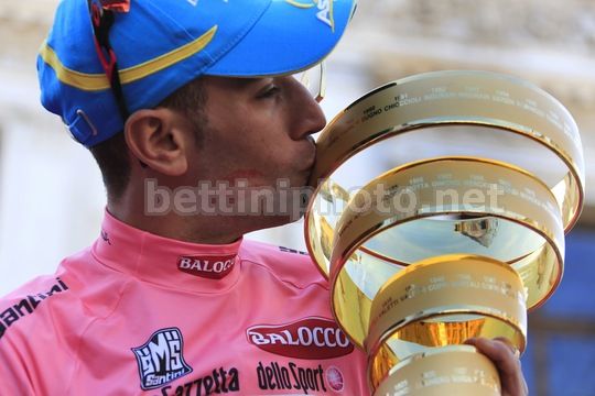 Nibali bacia il Trofeo Senza Fine durante la premiazione a Brescia