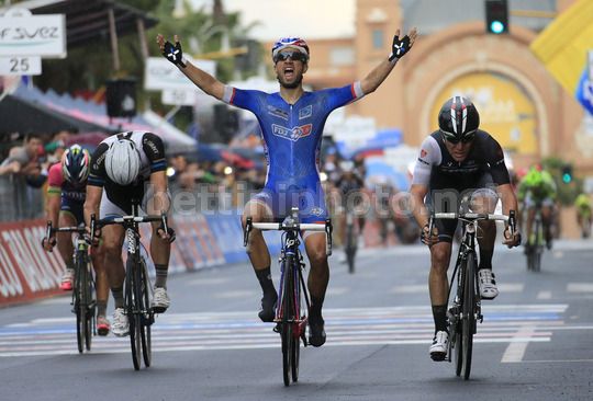 La vittoria di Bouhanni sul traguardo di Bari, 4^ tappa, Giro d'Italia 2014