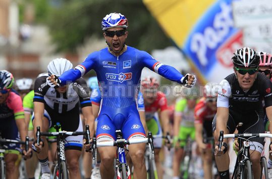 La gioia di Bouhanni sul traguardo di Foligno - Giro d'Italia 2014, 7^ tappa