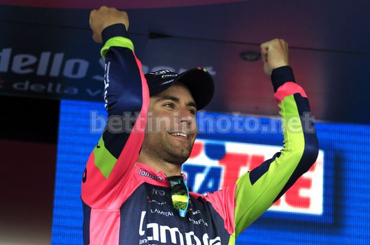 La gioia di Diego Ulissi sul podio dell'8^ tappa del Giro d'Italia 2014 - © bettiniphoto