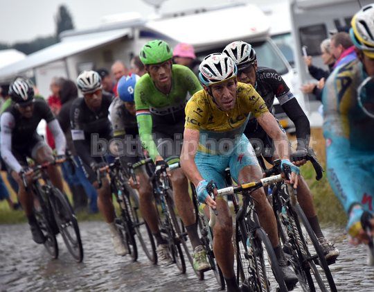 Tour de France 2014 - <br />
5^ tappa: Ypres-Arenberg - Vincenzo Nibali e, a ruota, Lars Boom: sono loro i protagonisti di giornata - © bettiniphoto
