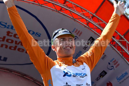 Simon Gerrans, in maglia di leader, a braccia alzate - © BettiniPhoto