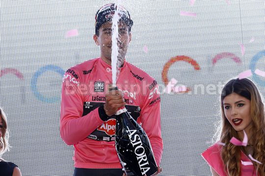 Dumoulin brinda alla sua maglia rosa - © BettiniPhoto