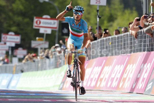 L'arrivo di Nibali a Risoul, con dedica al piccolo Rosario - © BettiniPhoto