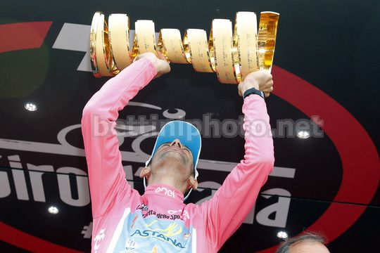 Vincenzo Nibali alza il Trofeo Senza Fine - © BettiniPhoto