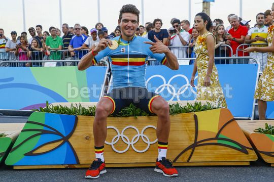 Greg Van Avermaet mostra la medaglia d'oro conquistata a Rio - © BettiniPhoto