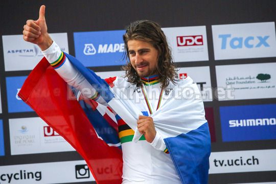 Peter Sagan, con bandiera slovacca sulle spalle, festeggia la seconda maglia iridata - © BettiniPhoto